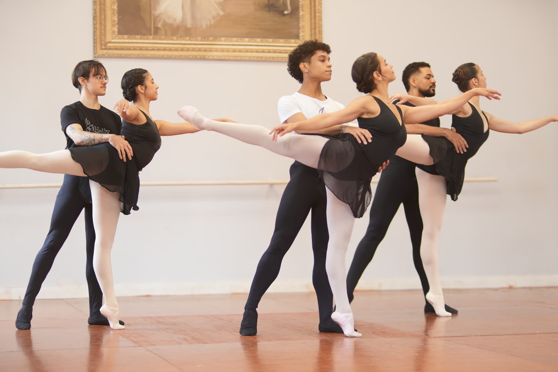 Bailarinos da Escola de Ballet Helly Batista em sequência de arabesques